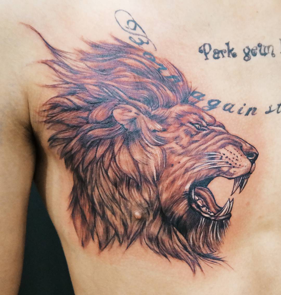 钮先生胸前狮子纹身图案