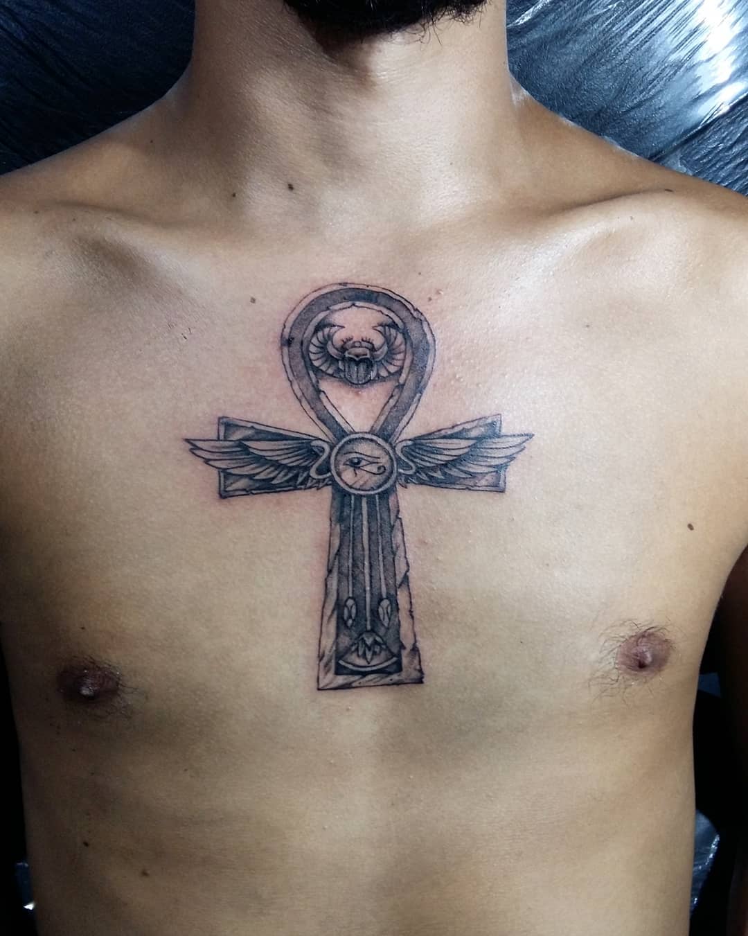 钮先生胸前十字架纹身图案