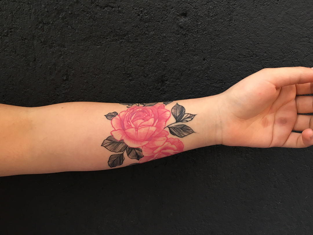 毋小姐小臂粉色玫瑰纹身图案