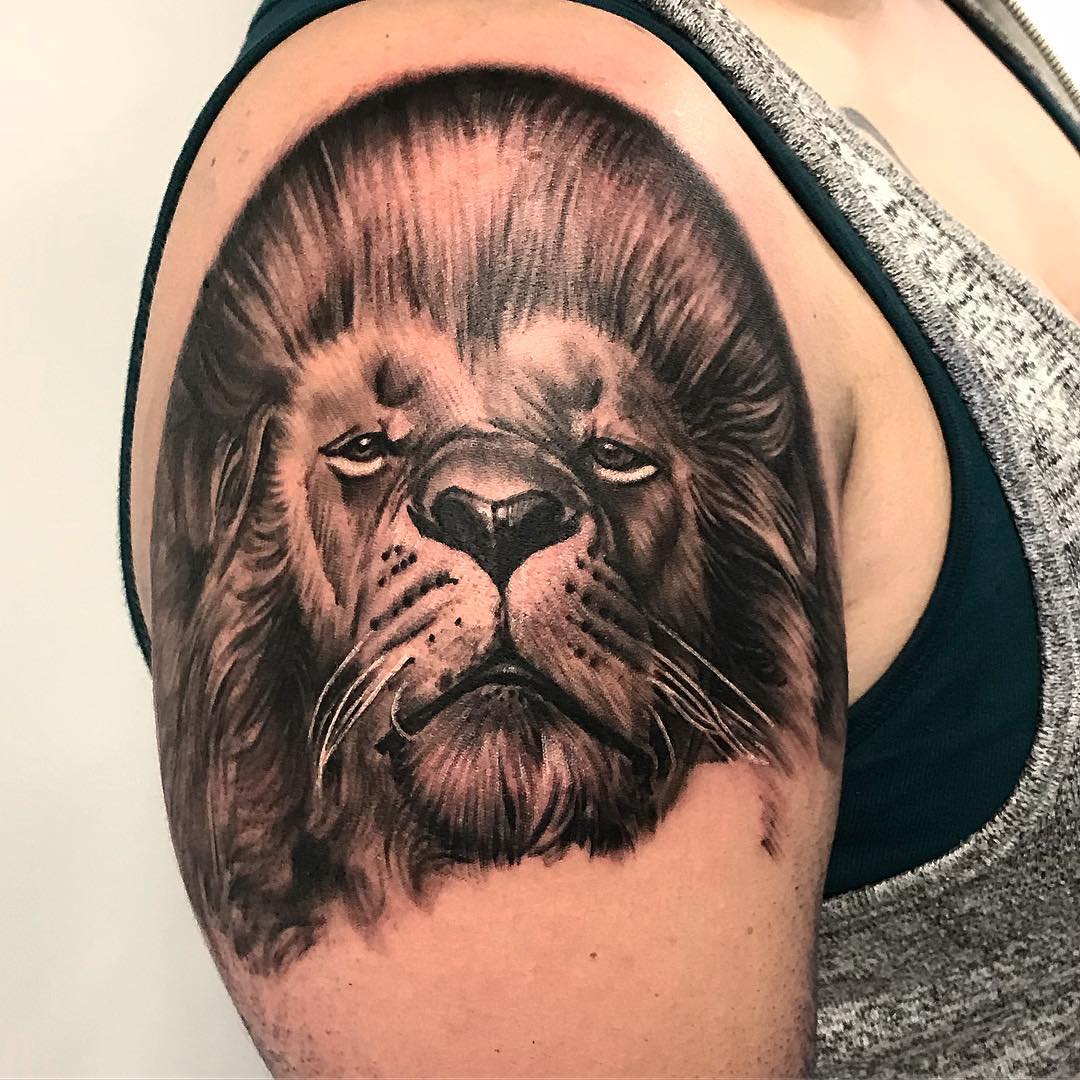 禄先生大臂写实狮子纹身图案