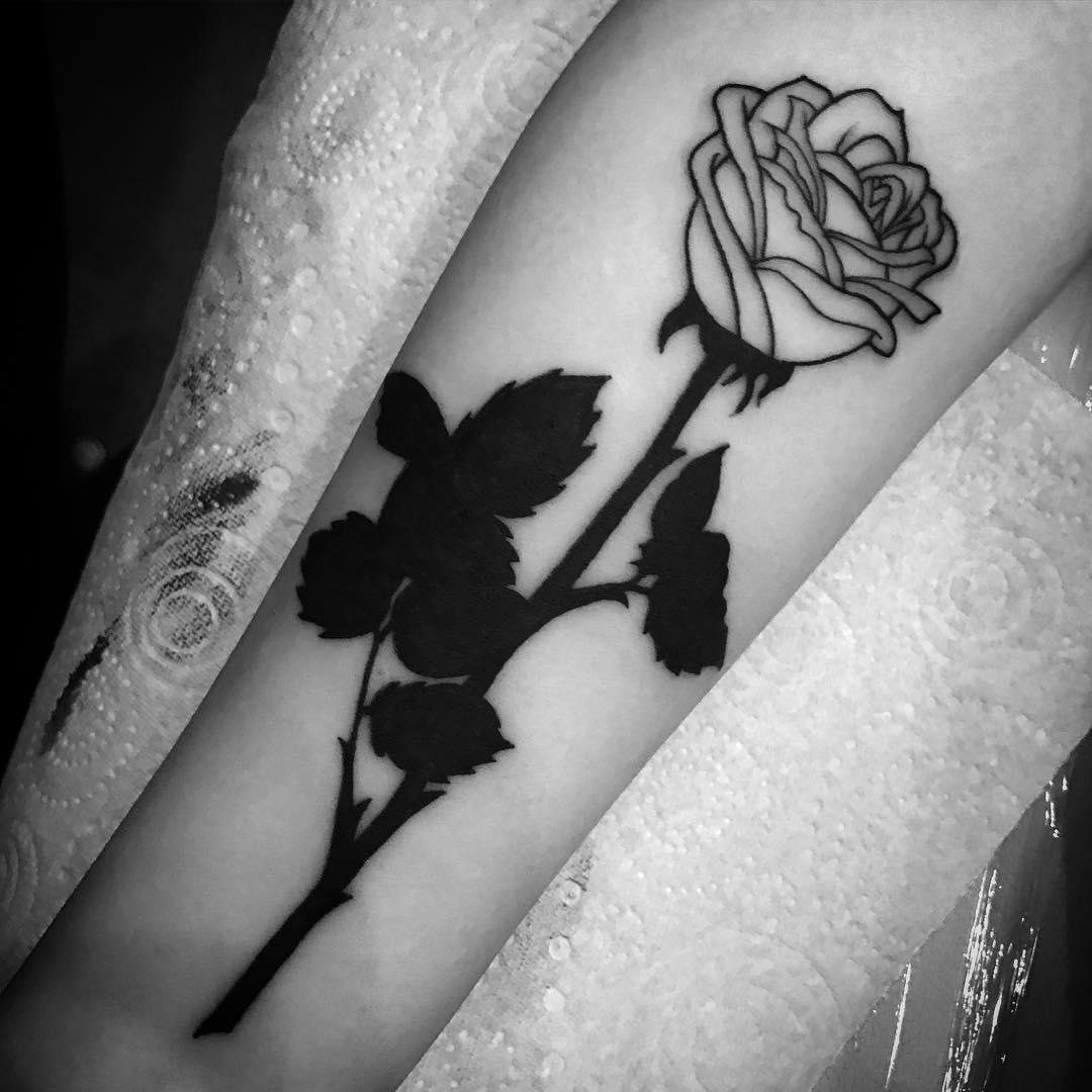 舒小姐小臂黑灰玫瑰纹身图案