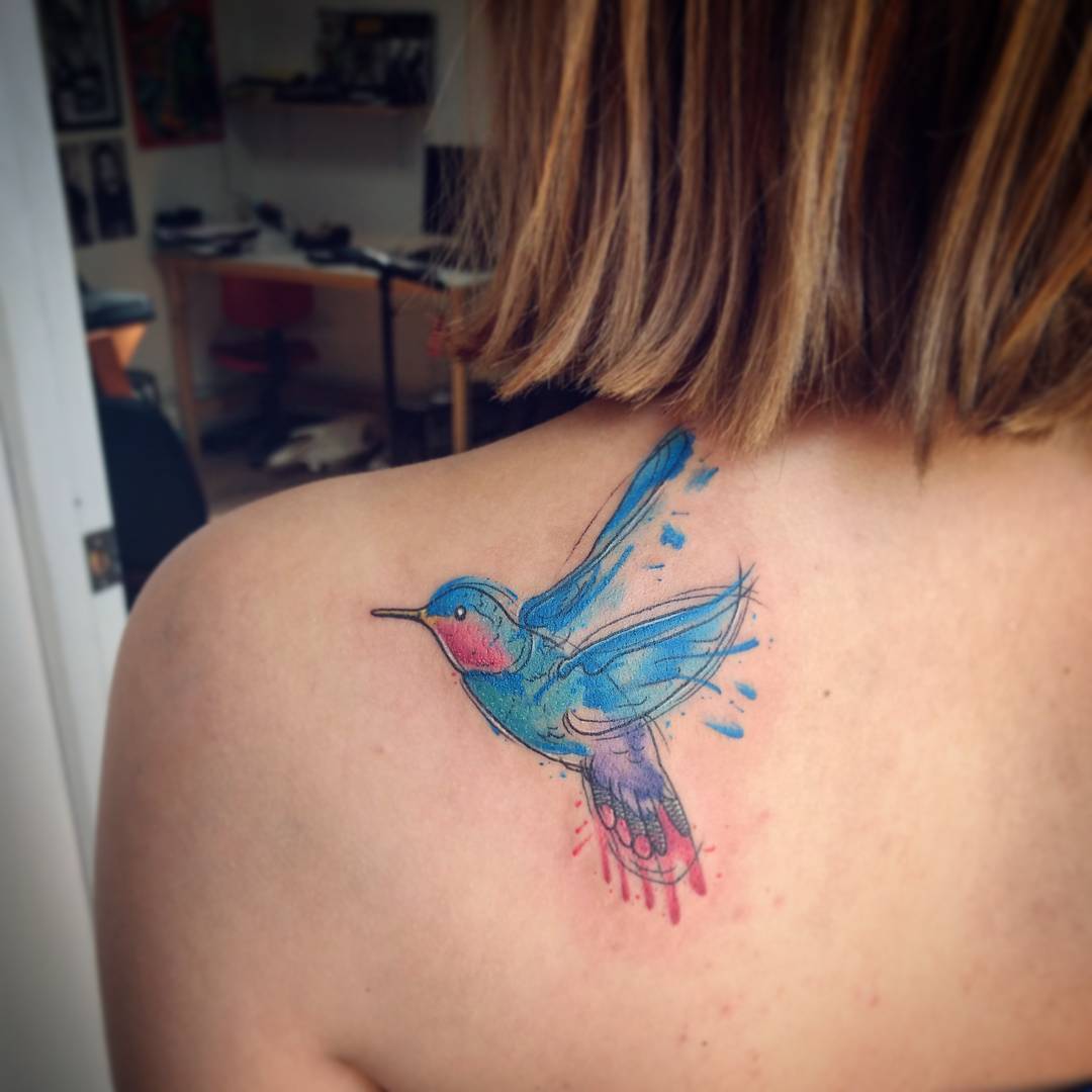 黎小姐后背肩胛水彩蜂鸟纹身图案
