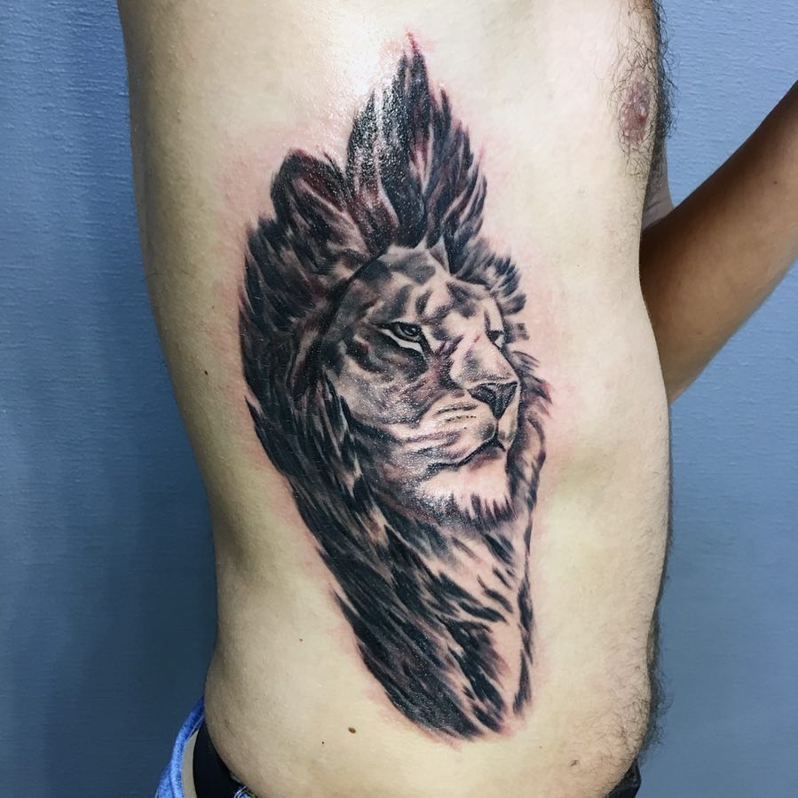 搞养身的居先生腰侧狮子纹身图案