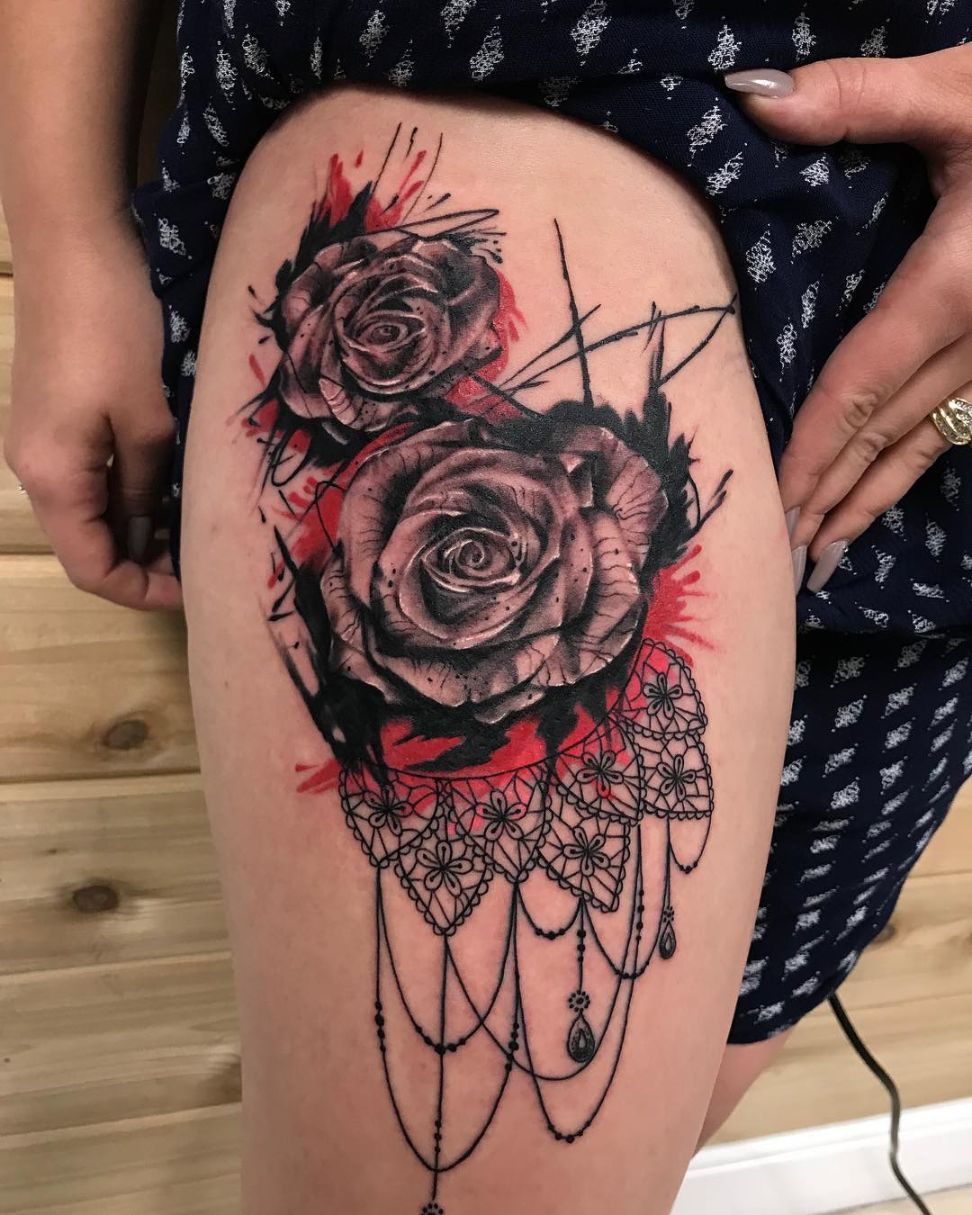 做快递员的蔡小姐大腿写实玫瑰纹身图案