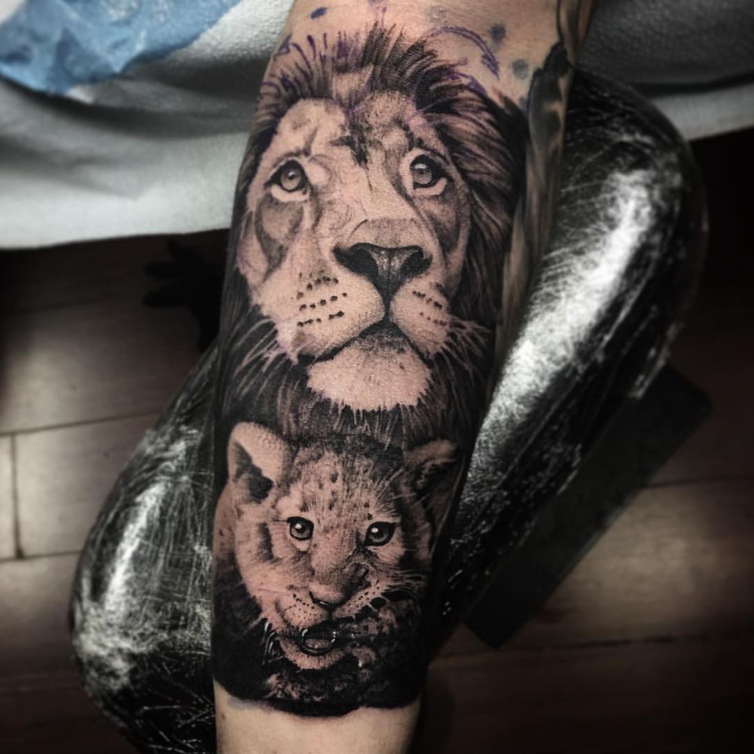 斜先生小臂写实狮子纹身图案